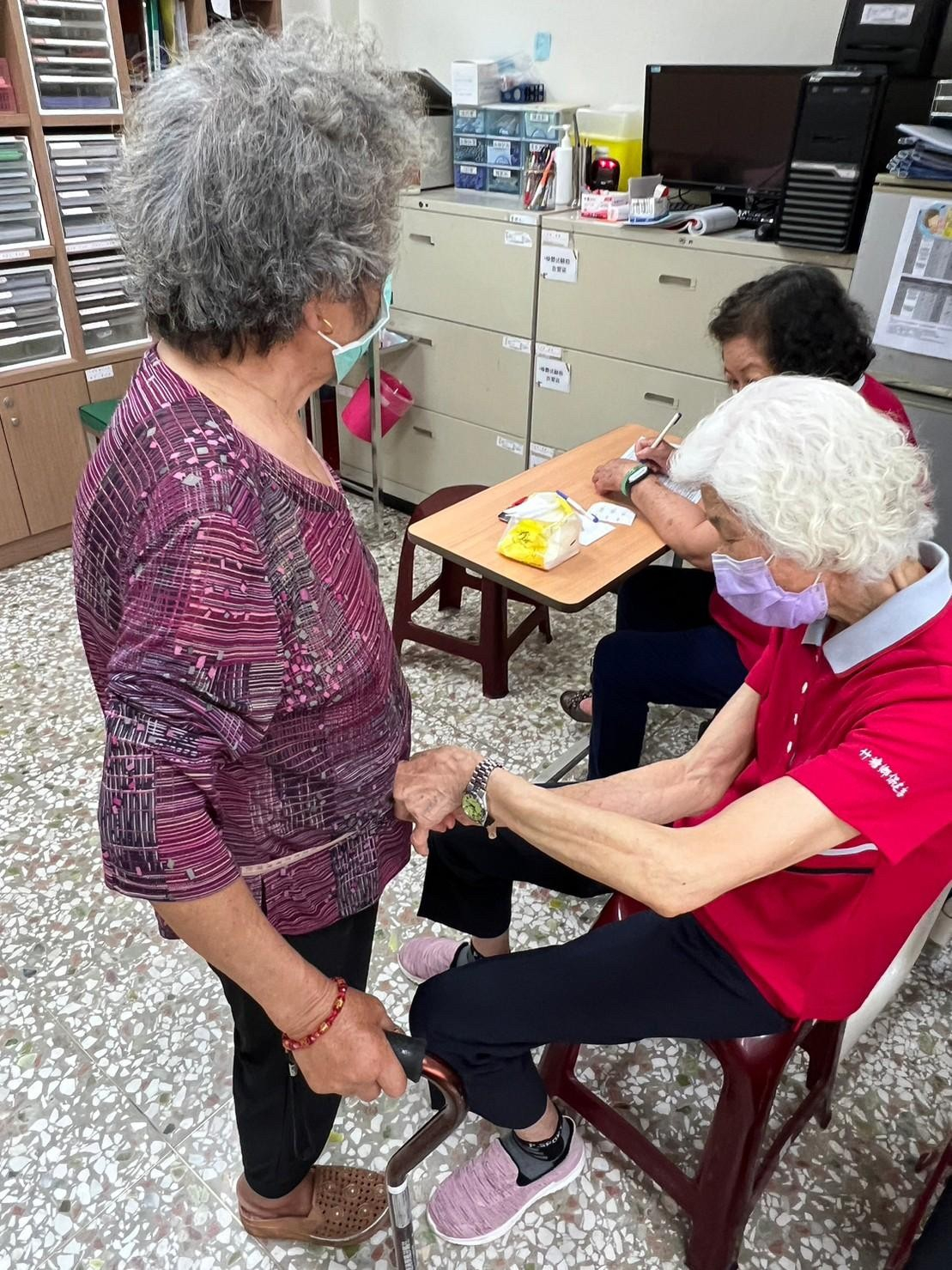 志工協助體適能檢測照片10