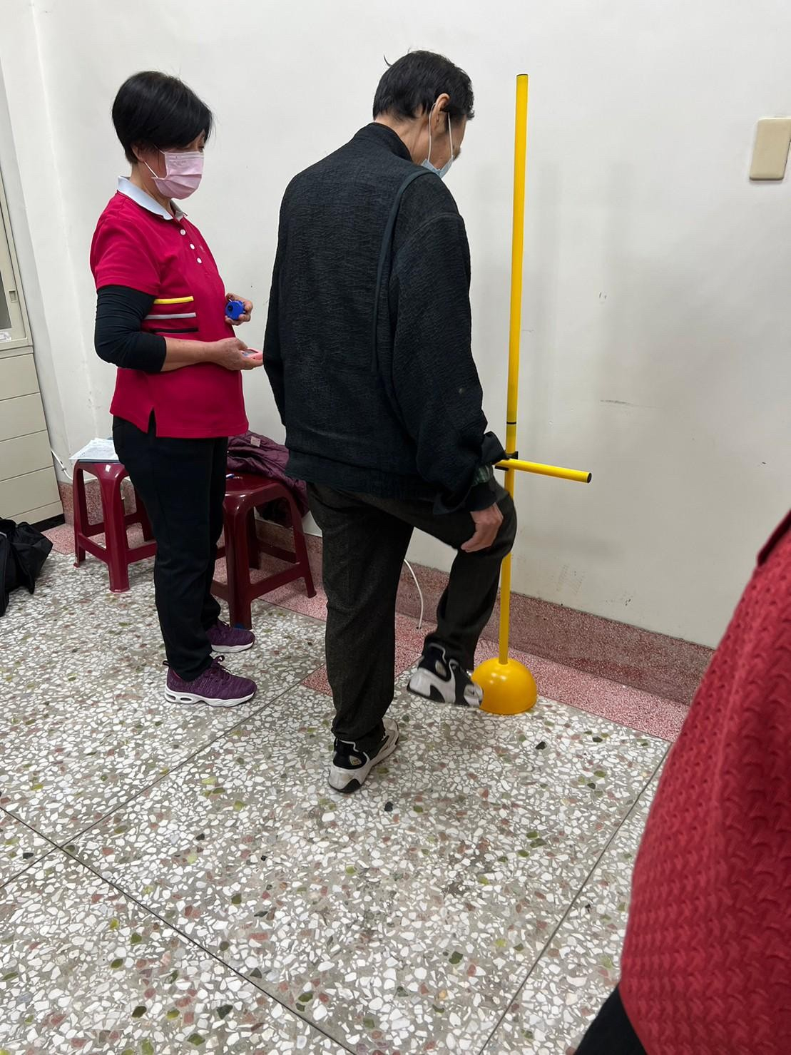 志工協助體適能檢測照片13